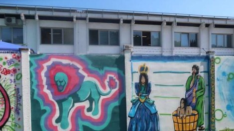 Dijaki z grafiti olepšali zid na celjskem kopališču