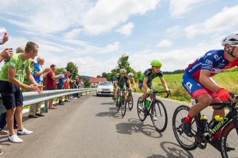 Slovenija na nogah pozdravlja naše kolesarje (foto: Twitter/Tour of Slovenia)