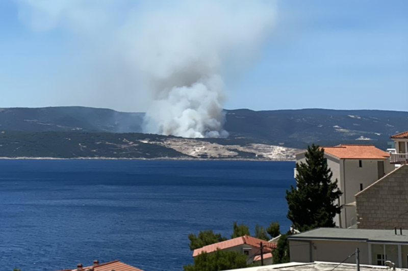 Na Hrvaškem zagorelo, ognjeni zublji so se približali hišam (foto: Twitter/Peterica Rus)