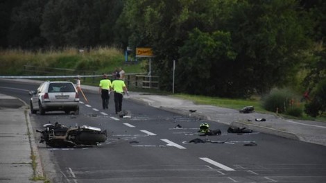 Hujša prometna nesreča: motorist zavil na nasprotni pas in trčil v avtomobil, njegovo kolo poškodovalo še kolesarja