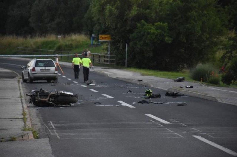 Hujša prometna nesreča: motorist zavil na nasprotni pas in trčil v avtomobil, njegovo kolo poškodovalo še kolesarja (foto: Mariborinfo)