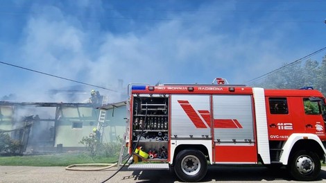 FOTO: Zagorelo je na gospodarskem poslopju in zajelo del stanovanjske hiše. Požar povzročil za 30.000 evrov škode