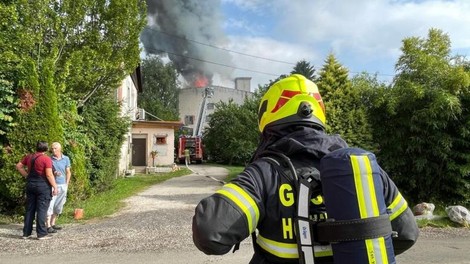 Močan požar v Mariboru! Dim je viden več kilometrov daleč