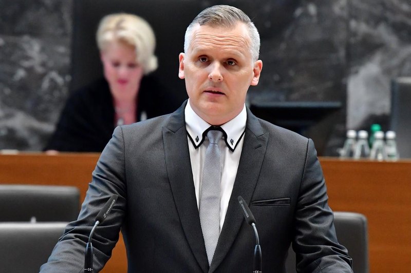 Vsa Slovenija varčuje, okoljski minister pa si je omislil najem luksuznega mercedesa, ki bo državo stal 44.000 evrov (foto: Profimedia)