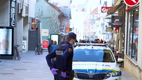 Groza za prodajalko: roparja sta ji grozila s pištolo in oropala blagajno