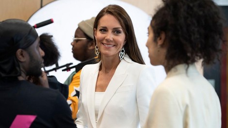 FOTO: Nenavadno! Zakaj je bila Kate Middleton za kamero in ne pred njo?