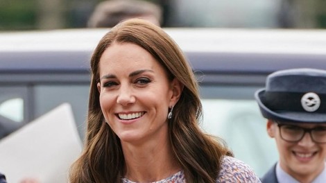 Kate Middleton s princem Williamom v čevljih s polno peto igrala nogomet. Prizor, ki ga morate videti!