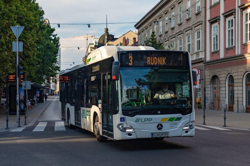 Po Ljubljani s 24-metrskim avtobusom? Na njem bi lahko potovalo tudi 200 potnikov (foto: Profimedia)