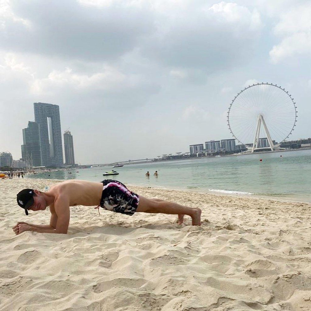 Goran Dragić treninge včasih opravi kar na peščeni plaži, kot lahko vidite, mu "plank" ne predstavlja večjega napora.