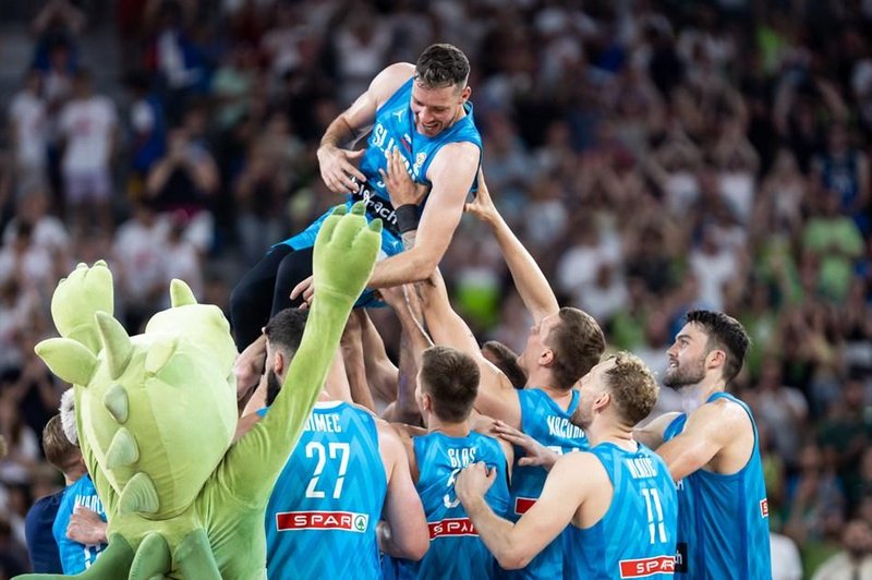 VIDEO: Neverjeten poklon Dragiću! "Rekel sem, da ne bom jokal." (foto: FIBA)