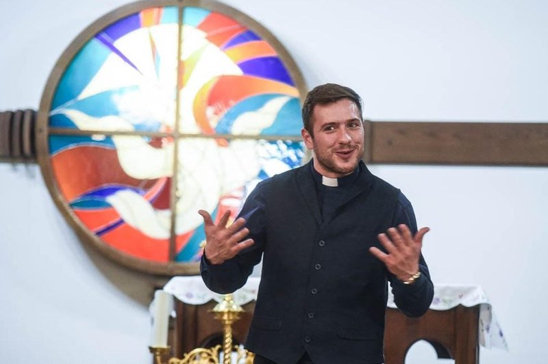 VIDEO: Ko nekaj ali nekdo zagode največjemu šaljivcu med župniki ... (foto: Facebook/Martin Golob)