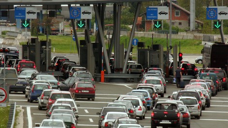 Ne odpravljajte se na pot, če ni nujno: dolge čakalne dobe in večkilometrski zastoj pred Karavankami