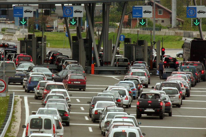 Vsi gredo na morje – še prej pa čakajo v koloni (foto: Bobo)