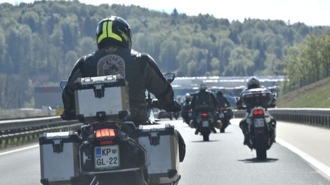 Lahko motoristi na mejnem prehodu prehitijo kolono?