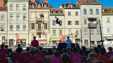 (VIDEO) Ste se tudi vi preizkusili v akrobacijah na največjem trampolinu na svetu?