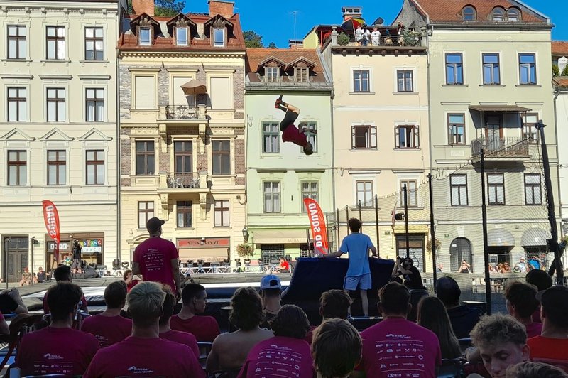 (VIDEO) Ste se tudi vi preizkusili v akrobacijah na največjem trampolinu na svetu? (foto: Pino Komloš)