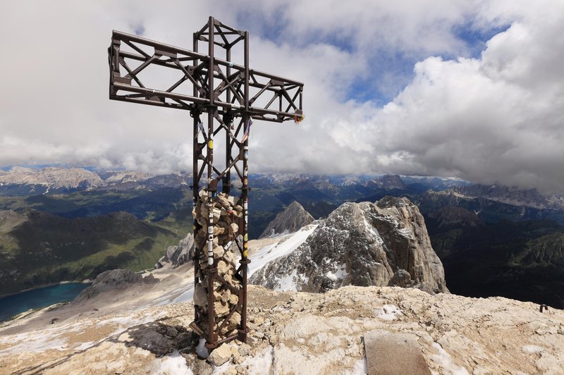 Tragična nesreča v gorah: odlomljeni ledenik terjal več življenj (foto: Profimedia)