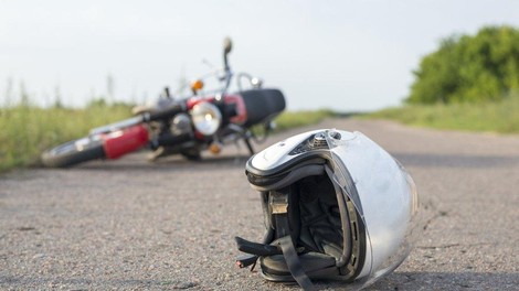 V hudi prometni nesreči umrl motorist, sopotnica težje poškodovana