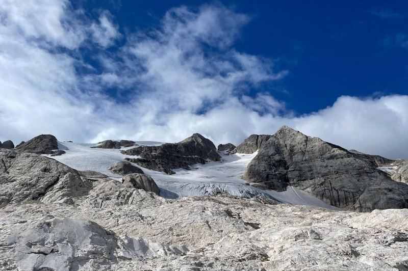 Iskalna akcija se nadaljuje: snežni plaz vzel več življenj (foto: Twitter/Luigi Borruso)