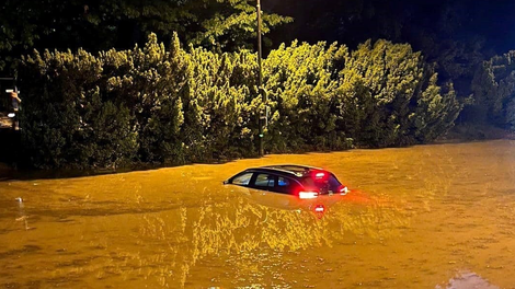 EKSKLUZIVNE fotografije: sredi prestolnice v vodi ujet avto