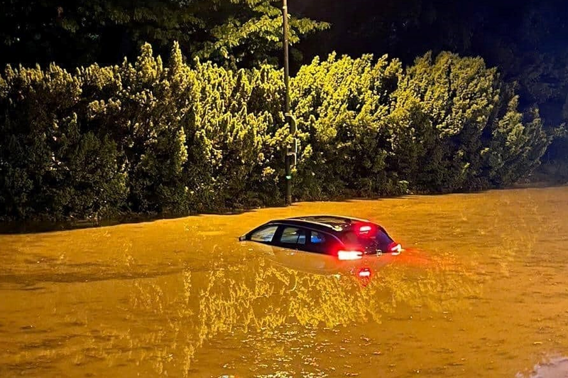 EKSKLUZIVNE fotografije: sredi prestolnice v vodi ujet avto (foto: Uredništvo)