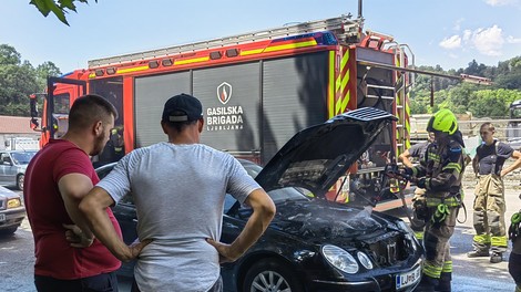 VIDEO in FOTO: v središču Ljubljane zagorelo v mercedesu