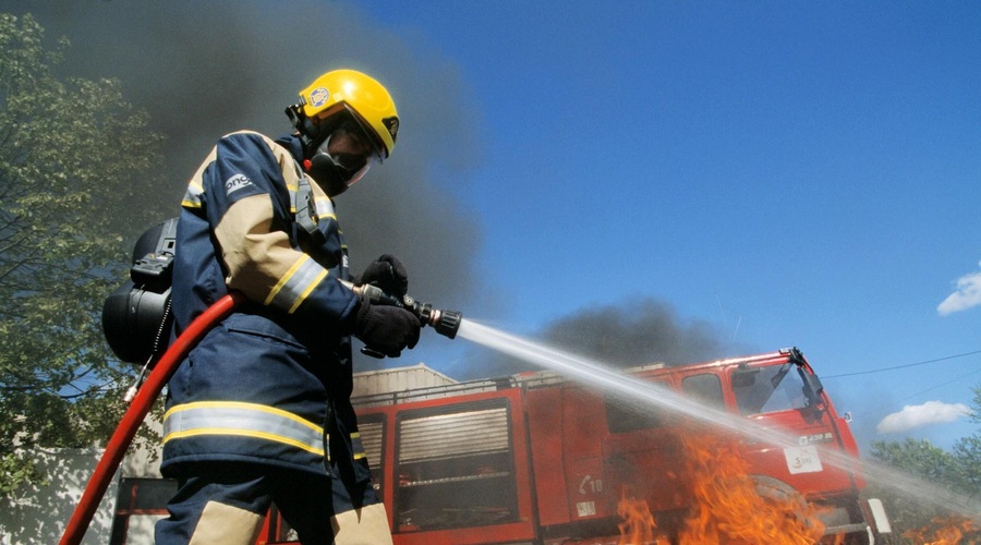 Požrtvovalnost se ne (s)plača: poklicni gasilci zaslužijo le par evrov več od minimalne plače (foto: Profimedia)