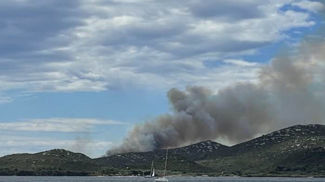 Hrvaški otok gori! Zaradi močnega vetra se je razširil po širšem območju