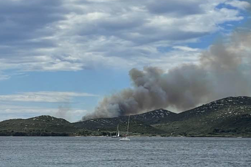 Hrvaški otok gori! Zaradi močnega vetra se je razširil po širšem območju (foto: Facebook/Sebastjan Strašek)