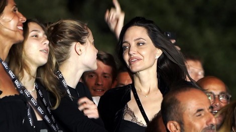 Angelina Jolie s hčerko ukradla šov na koncertu skupine Måneskin