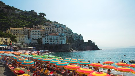 Na priljubljeni italijanski plaži prepovedali bikinije