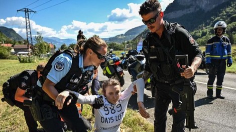 Kdo so protestniki, ki so ustavili etapo Dirke po Franciji?