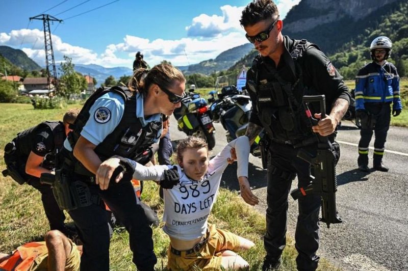 Kdo so protestniki, ki so ustavili etapo Dirke po Franciji? (foto: Twitter/Dernière Rénovation)