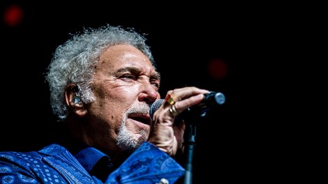 Tom Jones zanika vse govorice o razlogih za odpoved koncerta