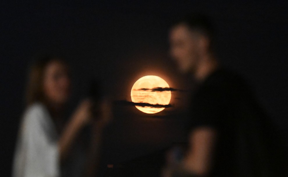 Superpolne lune se pojavijo takrat, ko je luna bližje Zemlji, kar nam omogoča stik s sabo. Na fotografiji ujeta v …