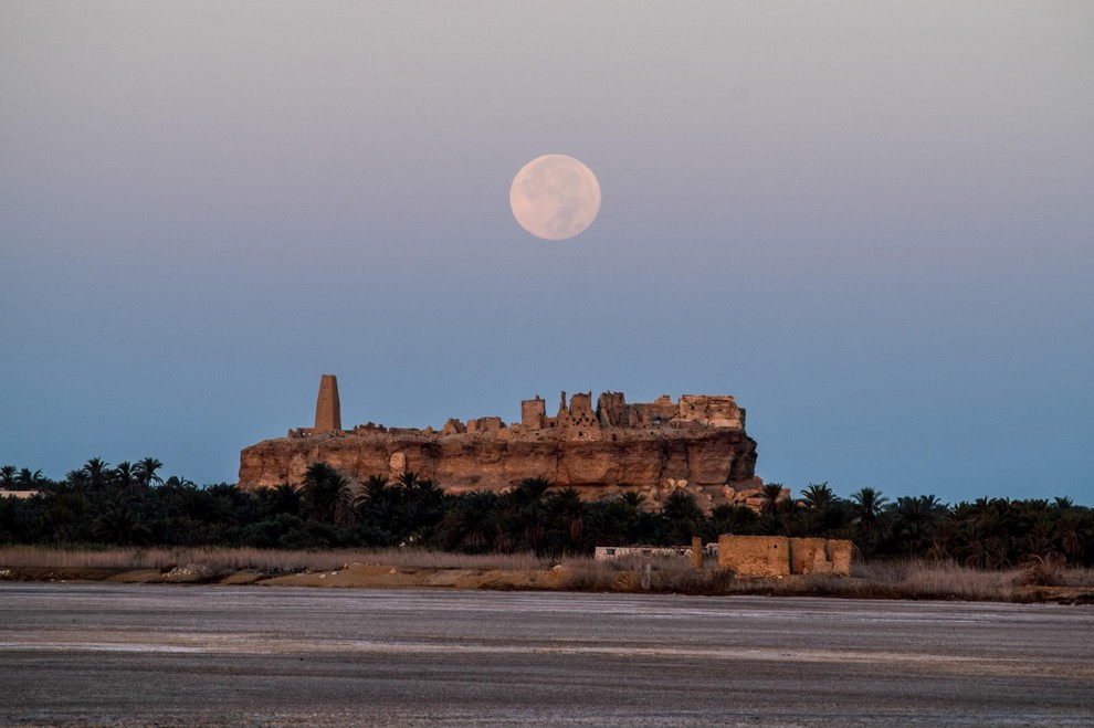 Superluna nad oazo Siva v puščavi v Egiptu: ustvarila je kuliso za čudovito fotografijo.