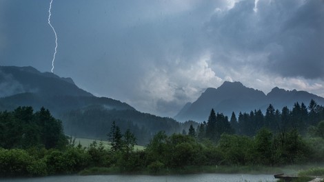 Pripravite se: pred nami plohe in nevihte, mogoča tudi toča