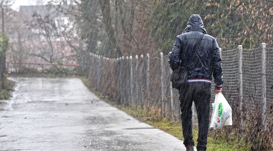 Razočarani Slovenci: pričakovali dež, dobili pa le par kapelj (foto: Bobo)