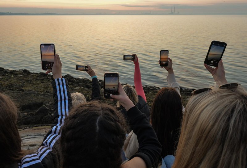 Kako zaščititi mobilni telefon na dopustu in kako ga lahko najdete, če ga izgubite ali vam ga ukradejo? (foto: Profimedia)