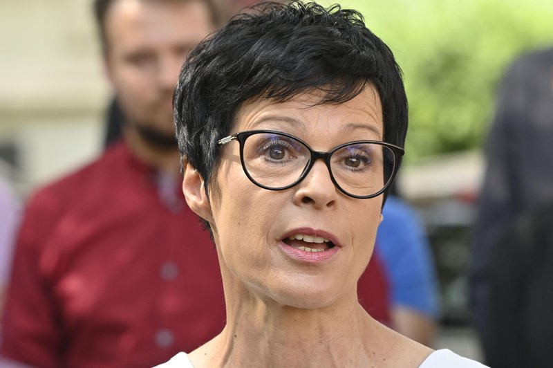 Veliko presenečenje: Marta Kos izstopa iz predsedniške tekme! (foto: Bobo)