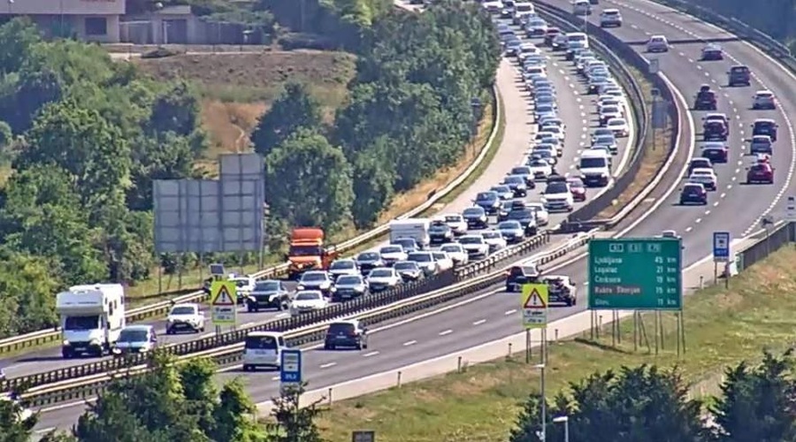 Stanje na cestah je počitniško: katerim cestam se morate izogniti, da ne zapeljete v zastoj? (foto: Promet.si)