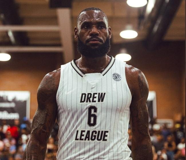 Zakaj LeBron James ne mara navijačev? (foto: Twitter/Drew League)