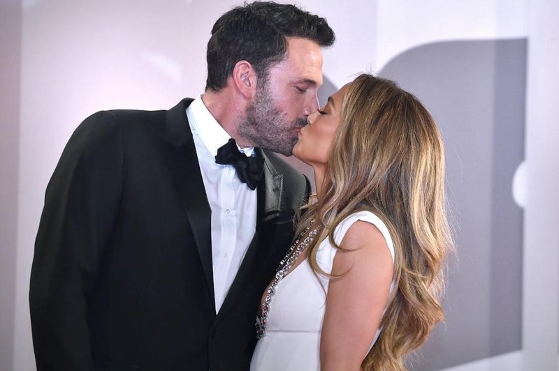 Ben Affleck in Jennifer Lopez sta končno poročena! (foto: Twitter/Stephanie)