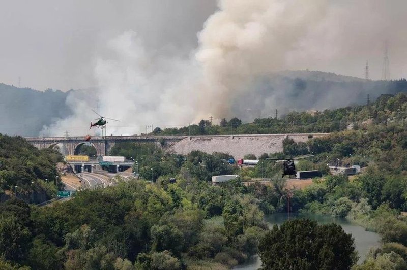 Pozor! Zaradi požara je promet močno oviran (foto: Infopot)