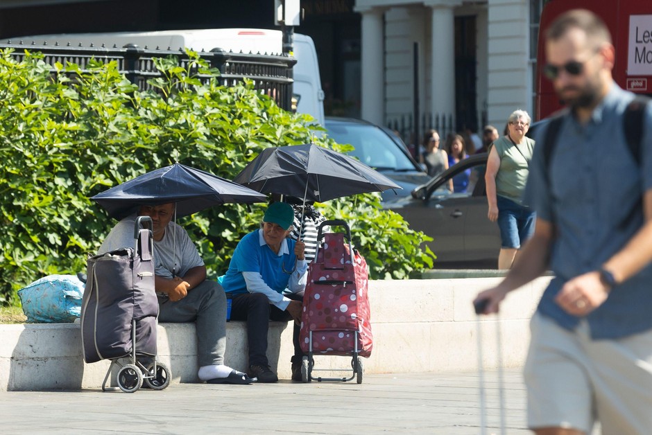 Če so prebivalci Londona navajeni, da dežnike uporabljajo v primeru dežja, pa so ti postali priročna zaščita pred močnim soncem. …