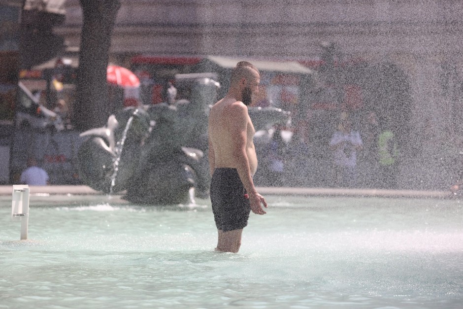 Tisti bolj pogumni so si ohladitev privoščili kar sredi angleške prestolnice. Fotograf je v objektiv moškega, ki je stal sredi …