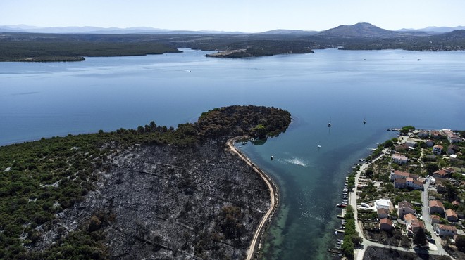 Na območju, kjer marsikateri Slovenec preživlja počitnice, izbruhnil velik požar (foto: Bobo)