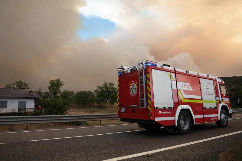 Gasilci so si nekoliko oddahnili: popustil je veter (foto: Bobo)