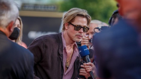 FOTO: Brad Pitt v krilu? To je prizor, ki ga morate videti