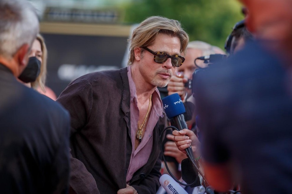 FOTO: Brad Pitt v krilu? To je prizor, ki ga morate videti